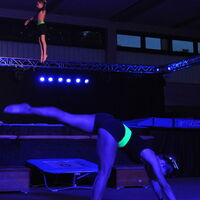 Louis Behre (hinten) flog am Samstag noch bei der Sportgala, jetzt geht es mit den Wettkämpfen wieder weiter