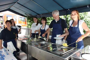 Fleißige Helfer an der Spargelkerb - Foto von Susanne Kammholz, www.kreativ-ecke.com