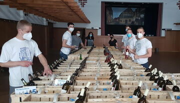 Die Kerweborsch packen die Körbe