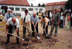 Spatenstich im Juni 2002. Von Links: Bürgermeister Horst Gölzenleuchter, Architekt Ragnar Otto (im Hintergrund), 1. Vorsitzender Helmut Senßfelder, Manfred Gollenbeck, Klaus Astheimer und Erich Barthel.