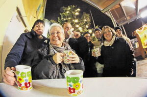 Viel Vergnügen bereitete den Besuchern das Grillen am Weihnachtsbaum, das der TV Büttelborn ausrichtete.  Foto: Marc Schüler