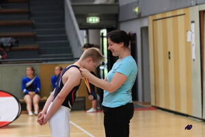 Louis bekommt von Steffi die Teilnehmermedaille
