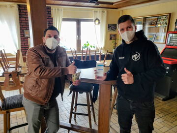 Sider Stoyanof (links) freut sich über die Spende