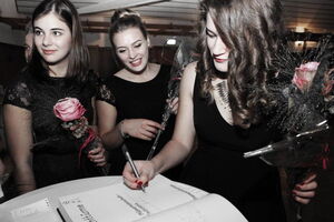 Nina, Laura und Celine tragen sich in das goldene Buch ein