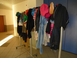 Unter dem alten Indianer-Fort entdeckt - die Kleidung zahlloser trauriger Kinder. Wer macht so was?