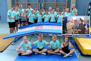 Die Trampoliner mit ihrem neuen Doppel-Mini, dass Hans Wessling vor anderthalb Jahren dem TVB gesponsert hat