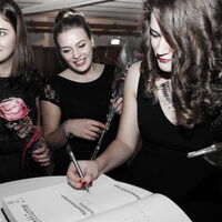 Nina, Laura und Celine tragen sich in das goldene Buch ein