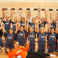 Ein echter Hingucker sind die neuen Trikots, im Hintergrund Marc André Glöckner (ÜWG). Fotograf: P. Mikolajczyk