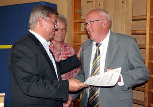 Hans Nau (rechts) bei der Ehrung (Foto: Armin Kübelbeck, www.hbz-da.de)