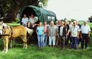 Gruppenfoto vor der Spengler-Eiche
