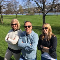 Bibi, Mirko und Lea warten bei bestem Wetter am Rheinufer von Koblenz auf das Prüfungsergebnis