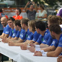Warten auf die Autogrammjäger - Spieler des HSV 2014 in Büttelborn