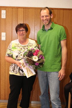 Helga Ernst verabschiedet sich aus dem Vorstand (rechts: Kai Friedmann)