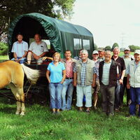 Gruppenfoto vor der Spengler-Eiche
