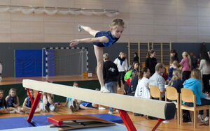 Emma  turnte eine sichere Balken Übung