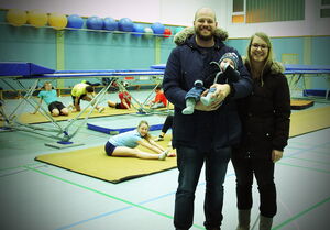 Leo und die stolzen Eltern René und Lisa