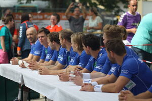 Warten auf die Autogrammjäger - Spieler des HSV 2014 in Büttelborn