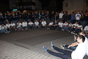 Die Kerweborsch und viele Schaulustige am Montagabend an der Krone