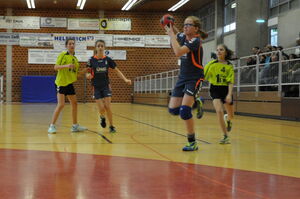 Hanna vom Handball-Nachwuchs beim Wurf