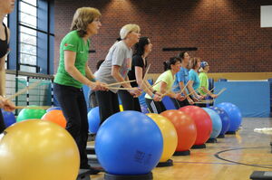 Drums Alive - den dreistündigen Workshop besuchten Manuela Neumann und Petra Döring (hinten im Bild). Das Foto haben wir auf www.echo-online.de entdeckt