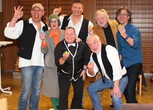 Die Künstler Backstage beim Gruppenfoto