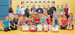 Schon zum zweiten Mal packen die Mädels Päckchen für den guten Zweck (Foto: Marc Schüler)