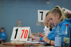 Die Kampfrichter Lea und Liese beim Rechnen