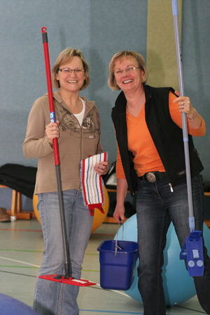 Mit Putzzeug bewaffnet: Sabine und Dagmar