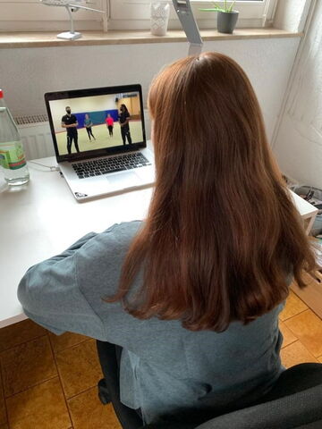 Lea beim Workshop zum Thema "Trampolinturnen"