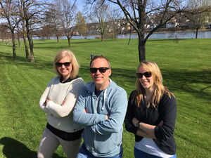 Bibi, Mirko und Lea warten bei bestem Wetter am Rheinufer von Koblenz auf das Prüfungsergebnis