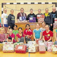 Schon zum zweiten Mal packen die Mädels Päckchen für den guten Zweck (Foto: Marc Schüler)